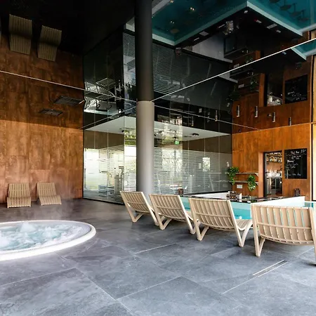 Air-conditioned With A Balcony And Pool By Heyrent Apartment *